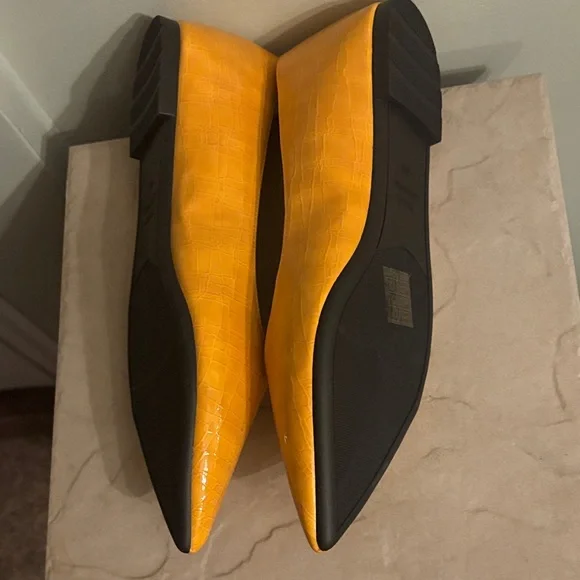 ♥️ True Sz 12M Women’s Honey Yellow Flats Like New Comfortable Faux Crocodile - Picture 2 of 5